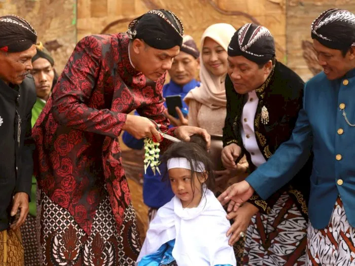 tradisi ruwatan cukur rambut gimbal di dieng